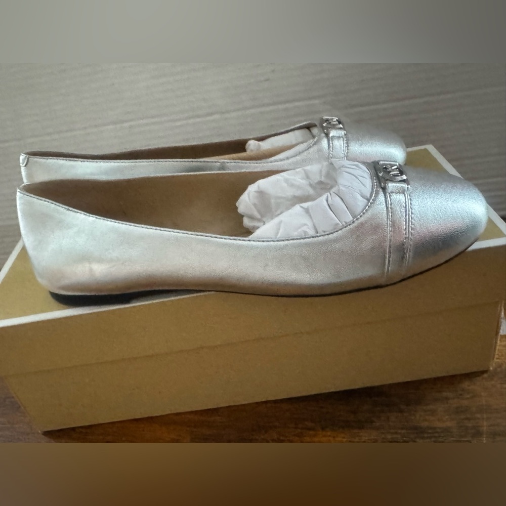 MSRP $95 Michael Kors Size 8.5 Womens Mandy Ballet Flats Silver logo shoes